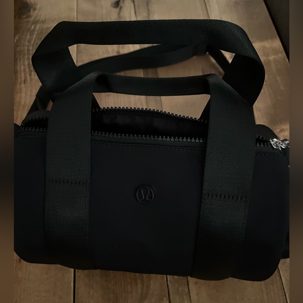 Lululemon nylon mini barrel bag 5L